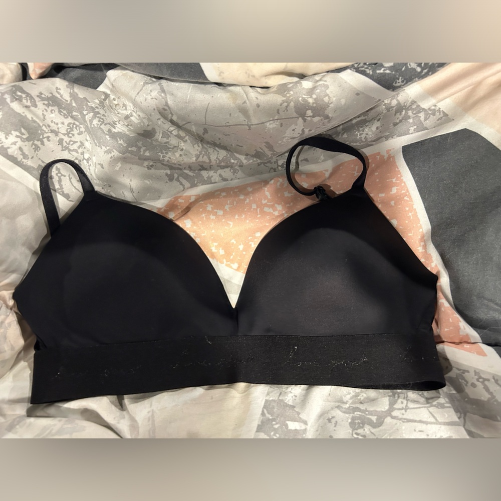Victoria’s Secret lightly lined wireless bra 34C